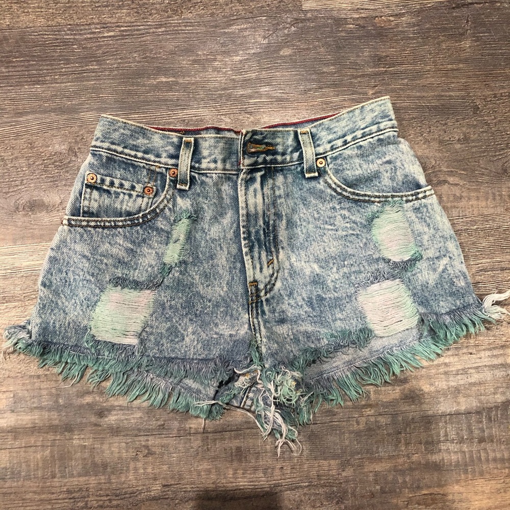 Vintage Levi’s Jean Shorts. Blue tint. EUC. Size 4.
